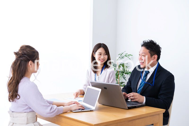 クライアントとのミーティングをするビジネスパーソン