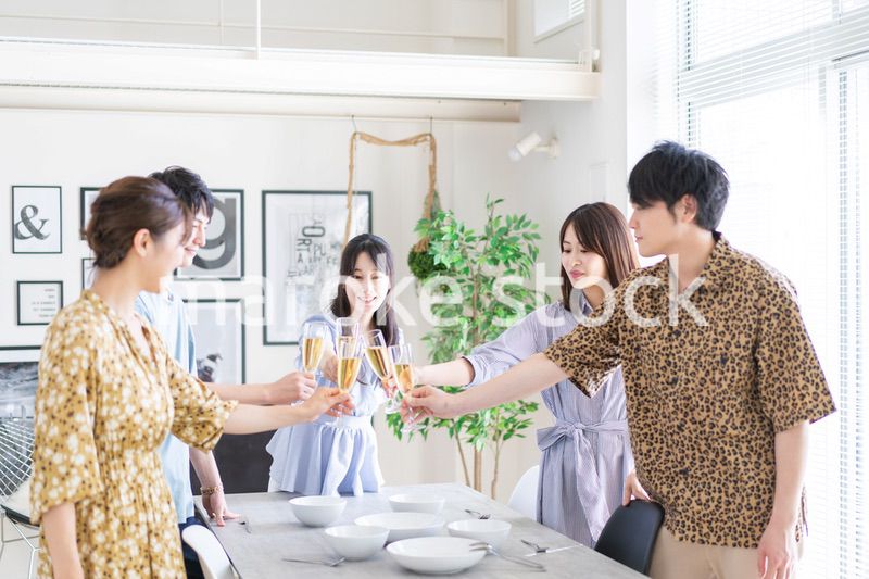 乾杯をする若い男女