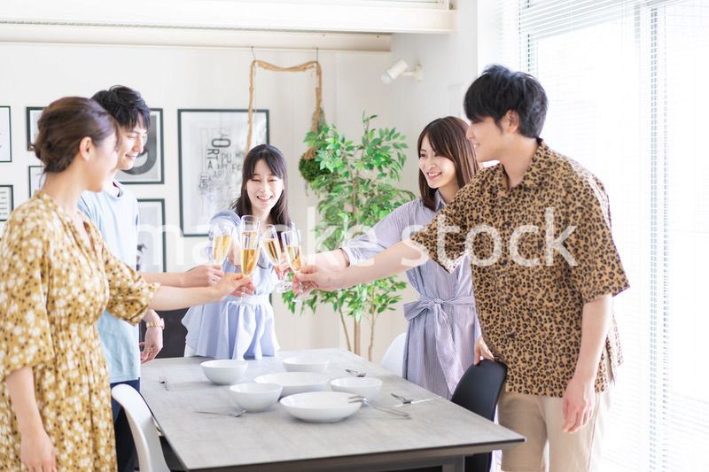 乾杯をする若い男女