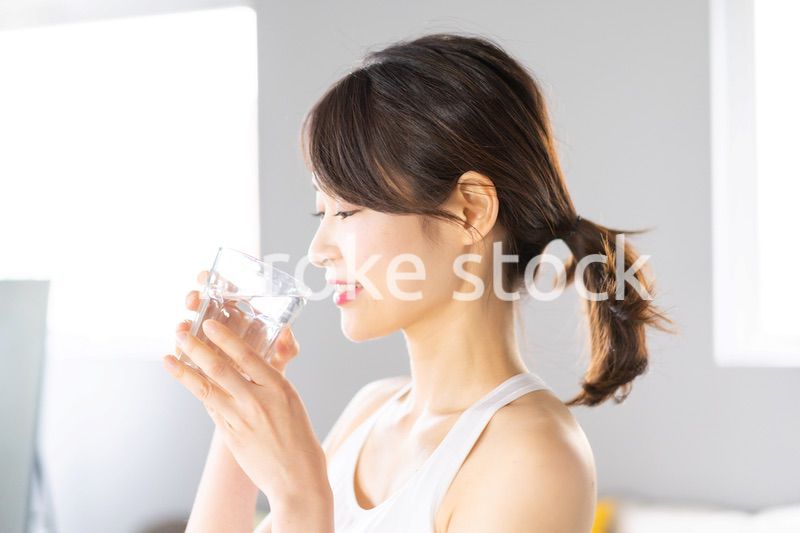 水分補給をする若い女性