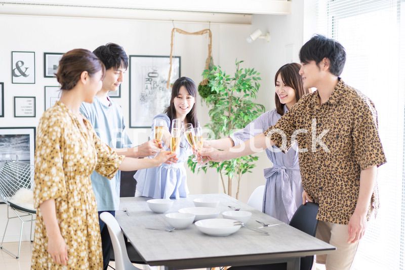 乾杯をする若い男女