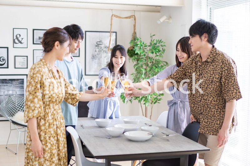 乾杯をする若い男女