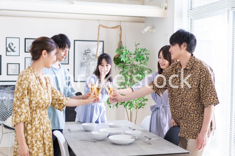 パーティーで乾杯をする若い男女