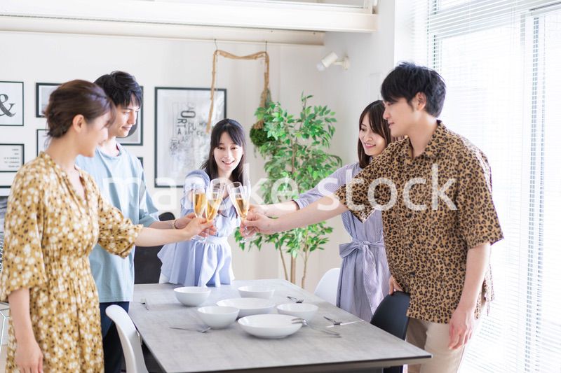 パーティーで乾杯をする若い男女