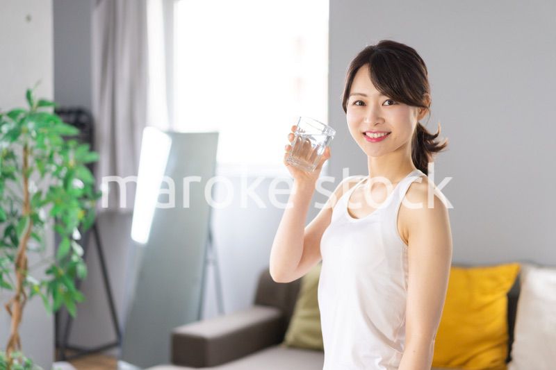 水分補給をする若い女性