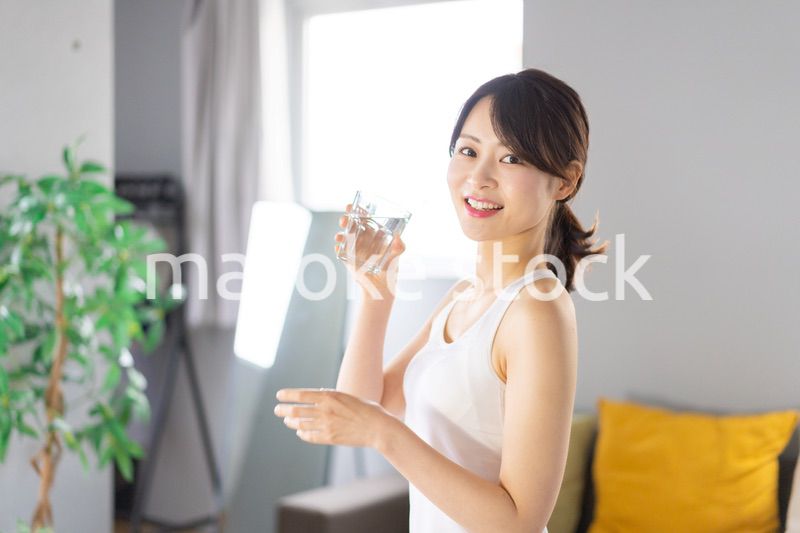 水分補給をする若い女性
