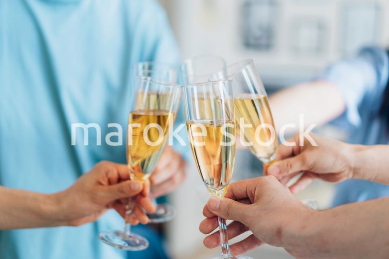 乾杯をする若い男女