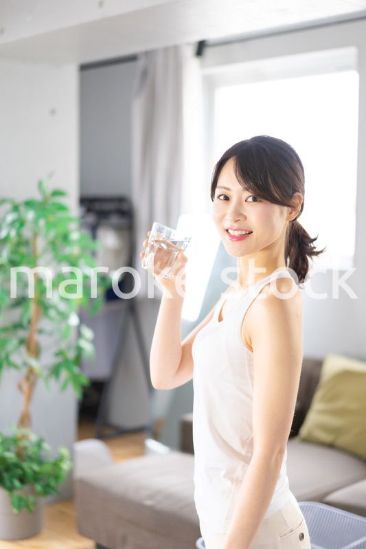 水分補給をする若い女性