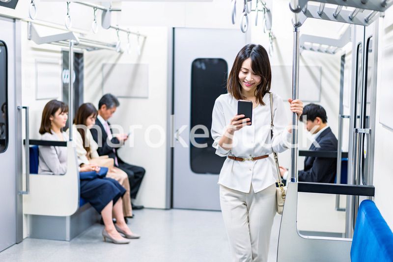 電車・地下鉄で移動する人々