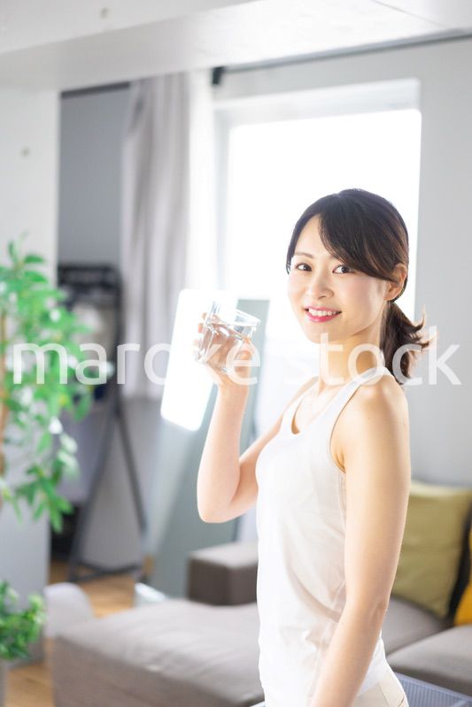 水分補給をする若い女性