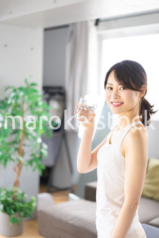 水分補給をする若い女性