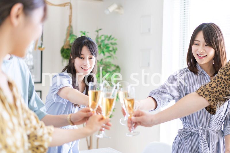 乾杯をする若い男女