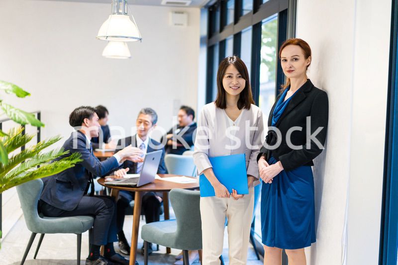 オフィスで働くビジネスパーソン