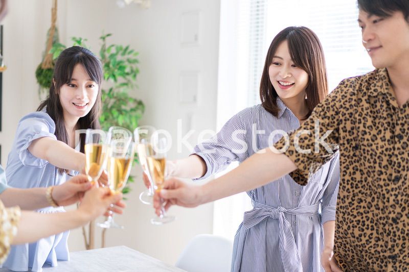 乾杯をする若い男女