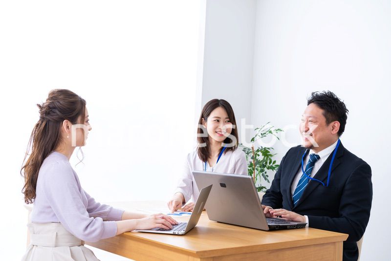 クライアントとのミーティングをするビジネスパーソン