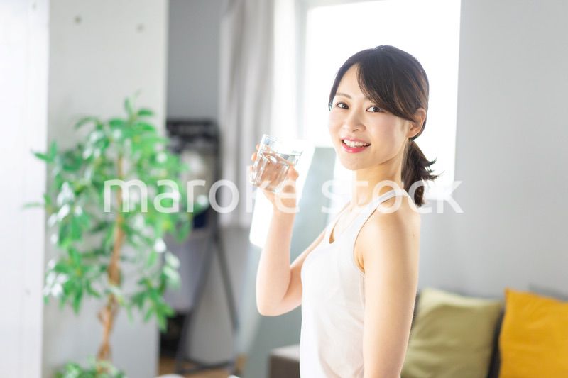 水分補給をする若い女性