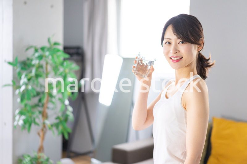水分補給をする若い女性