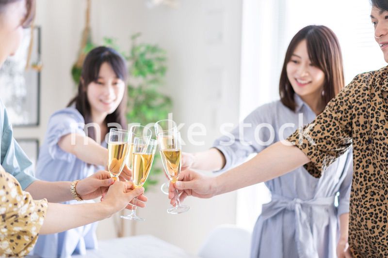 パーティーで乾杯をする若い男女