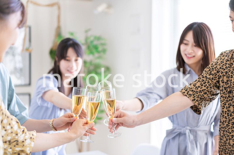 パーティーで乾杯をする若い男女