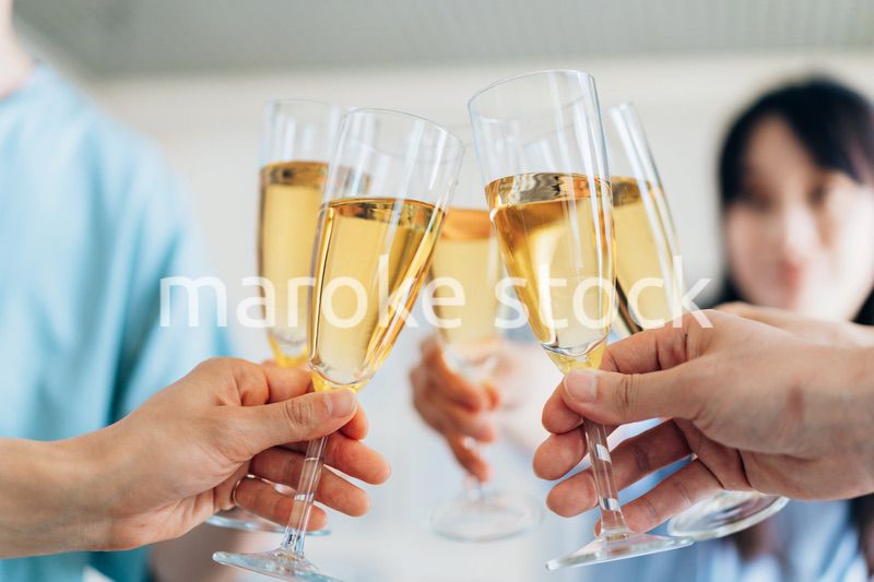 乾杯をする若い男女