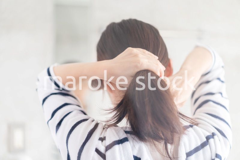 髪をセットする若い女性