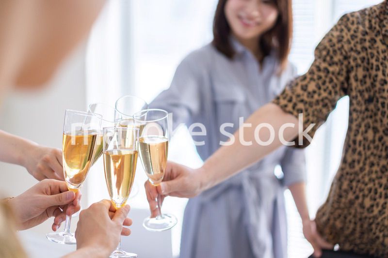 パーティーで乾杯をする若い男女