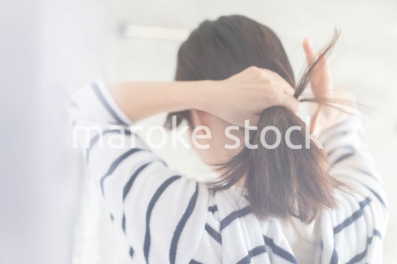 髪をセットする若い女性