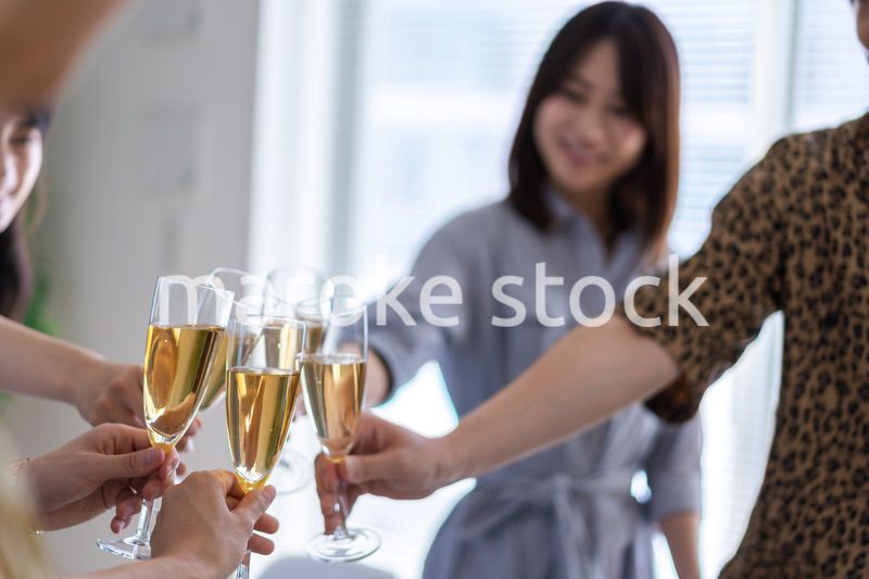 パーティーで乾杯をする若い男女