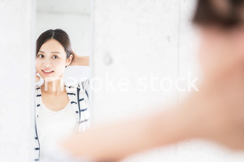 髪をセットする若い女性