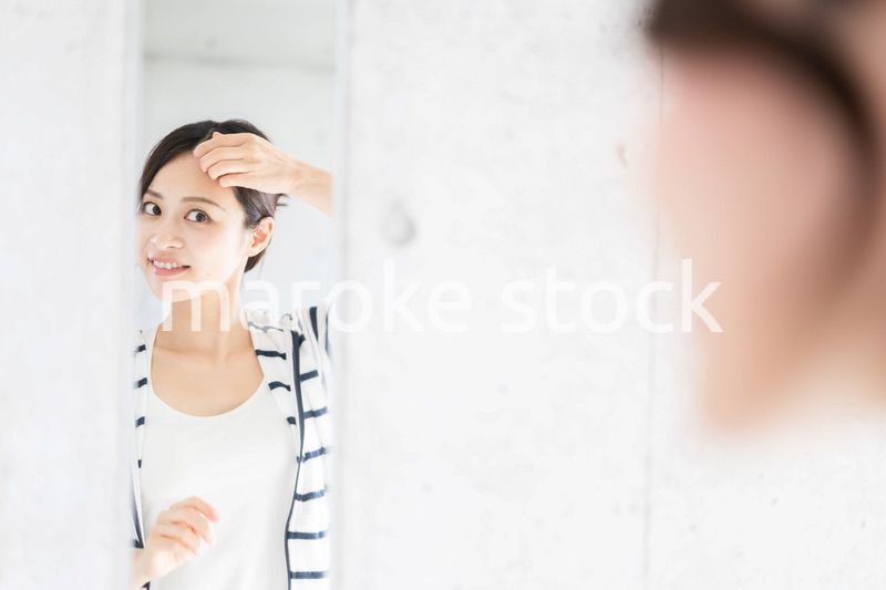 髪をセットする若い女性