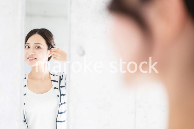 髪をセットする若い女性