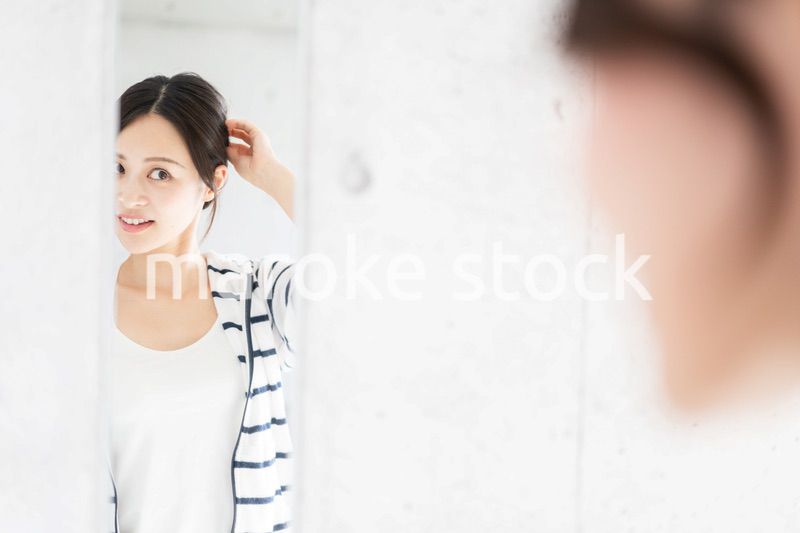 髪をセットする若い女性