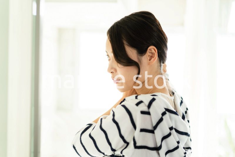 髪をセットする若い女性