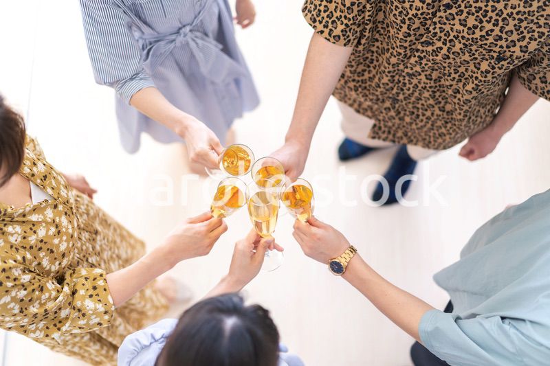 パーティーで乾杯をする若い男女