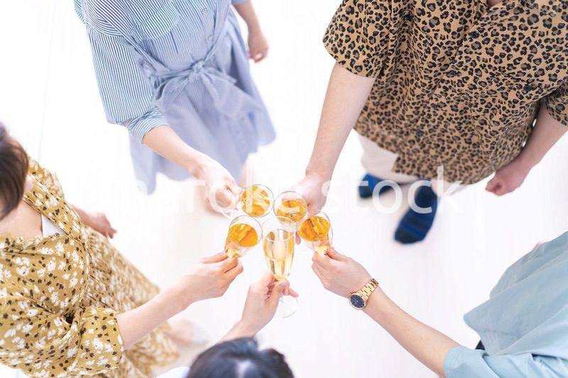 パーティーで乾杯をする若い男女