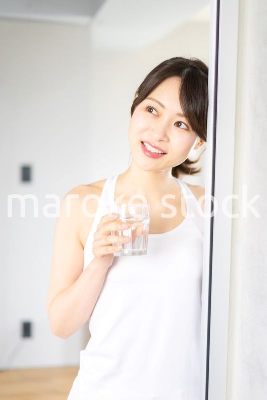 水分補給をする若い女性