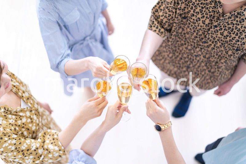 パーティーで乾杯をする若い男女