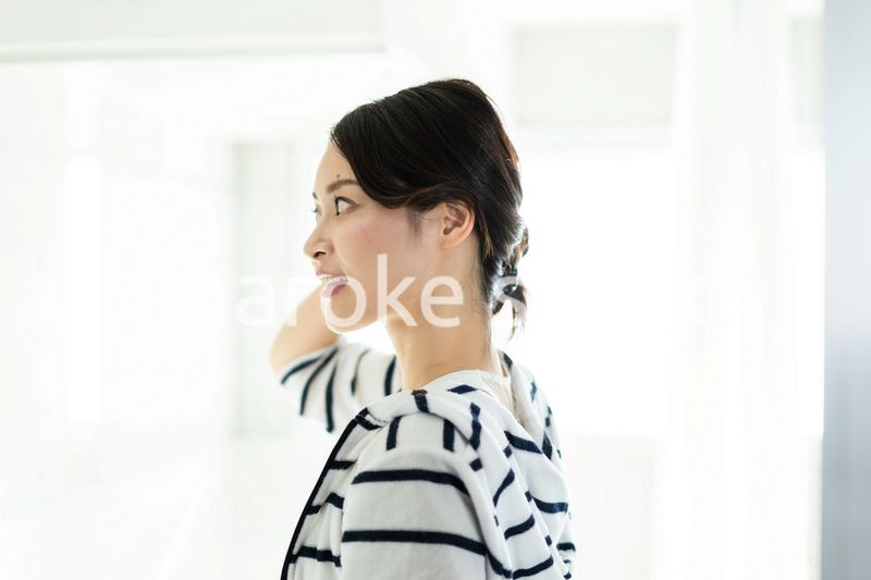 髪をセットする若い女性