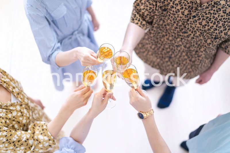 パーティーで乾杯をする若い男女