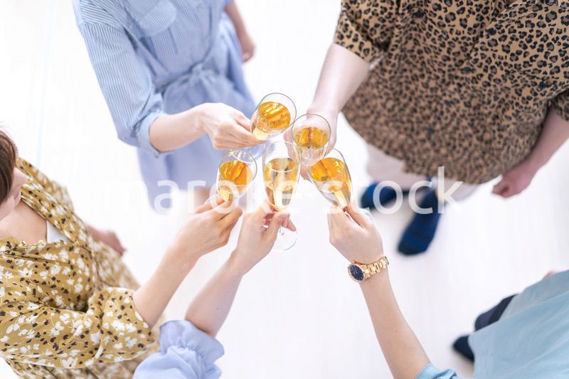 パーティーで乾杯をする若い男女