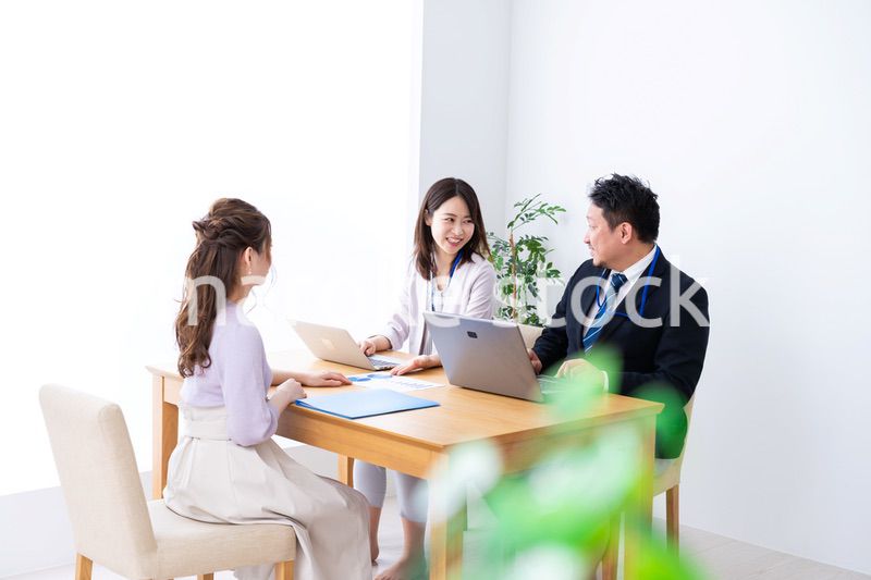 クライアントとのミーティングをするビジネスパーソン