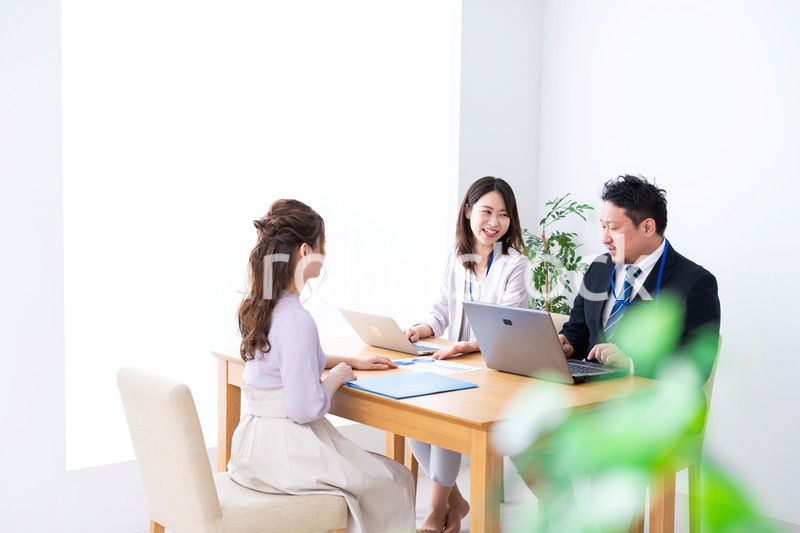 クライアントとのミーティングをするビジネスパーソン