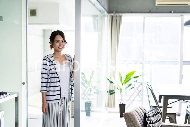 一人暮らしをする若い女性