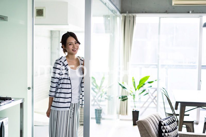 一人暮らしをする若い女性