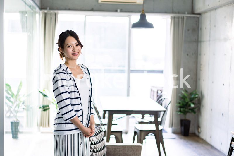 一人暮らしをする若い女性