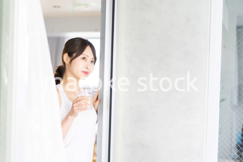 水分補給をする若い女性