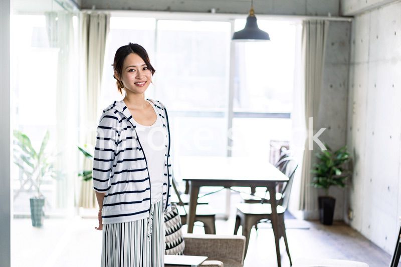 一人暮らしをする若い女性