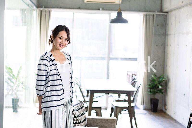 一人暮らしをする若い女性