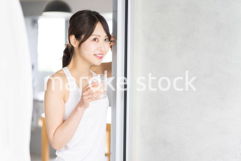 水分補給をする若い女性
