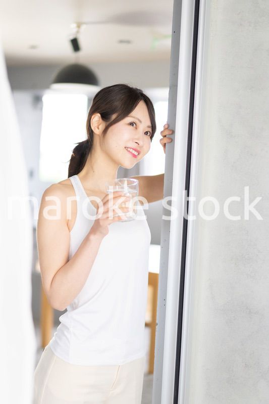 水分補給をする若い女性